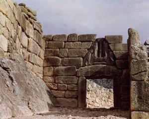 Vista de la Puerta del León en la entrada del palacio